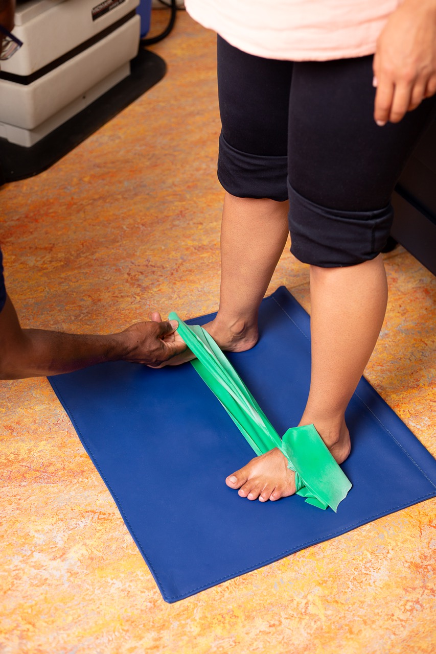 Exercice avec élastique pour renforcer les muscles des pieds et chevilles