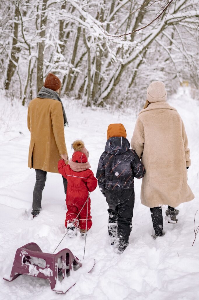Famille qui s'amuse et s'entraide