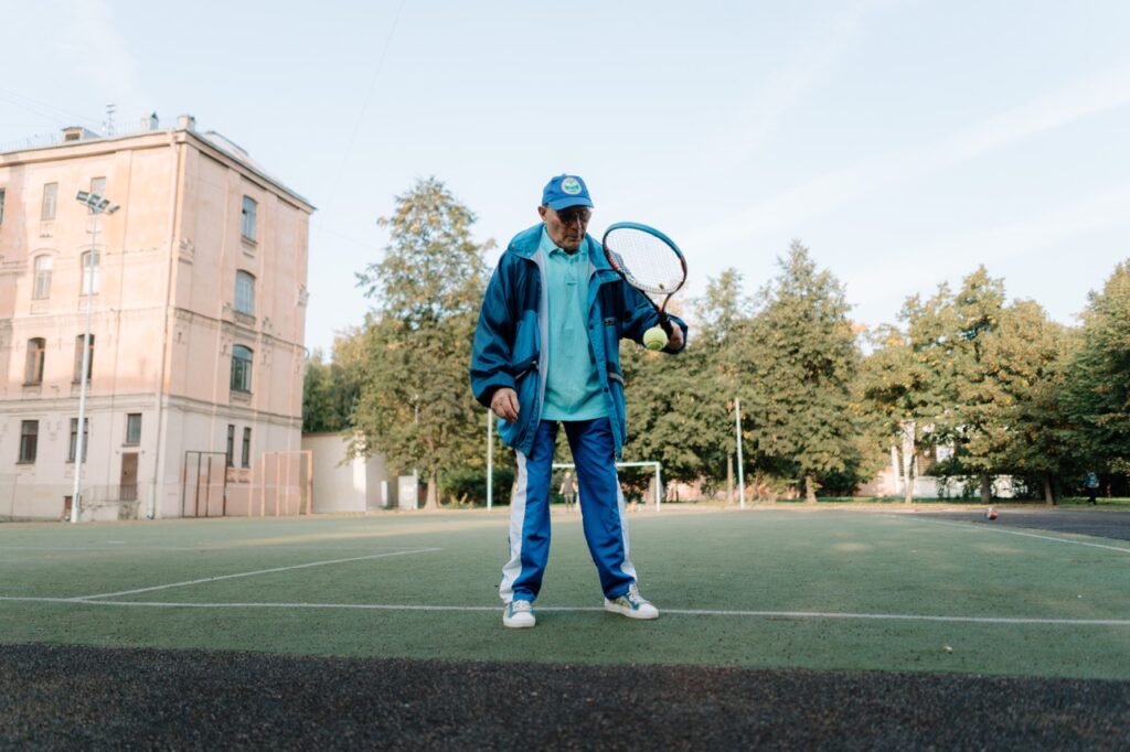 Vieux monsieur qui joue au tennis