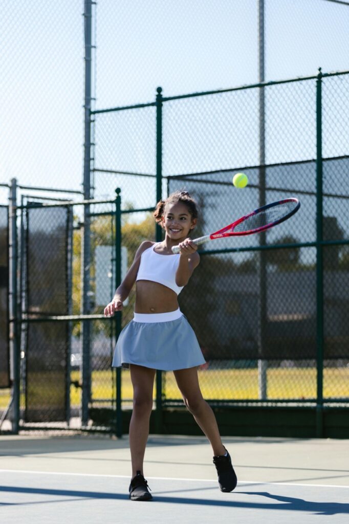 Jeune enfant qui joue au tennis