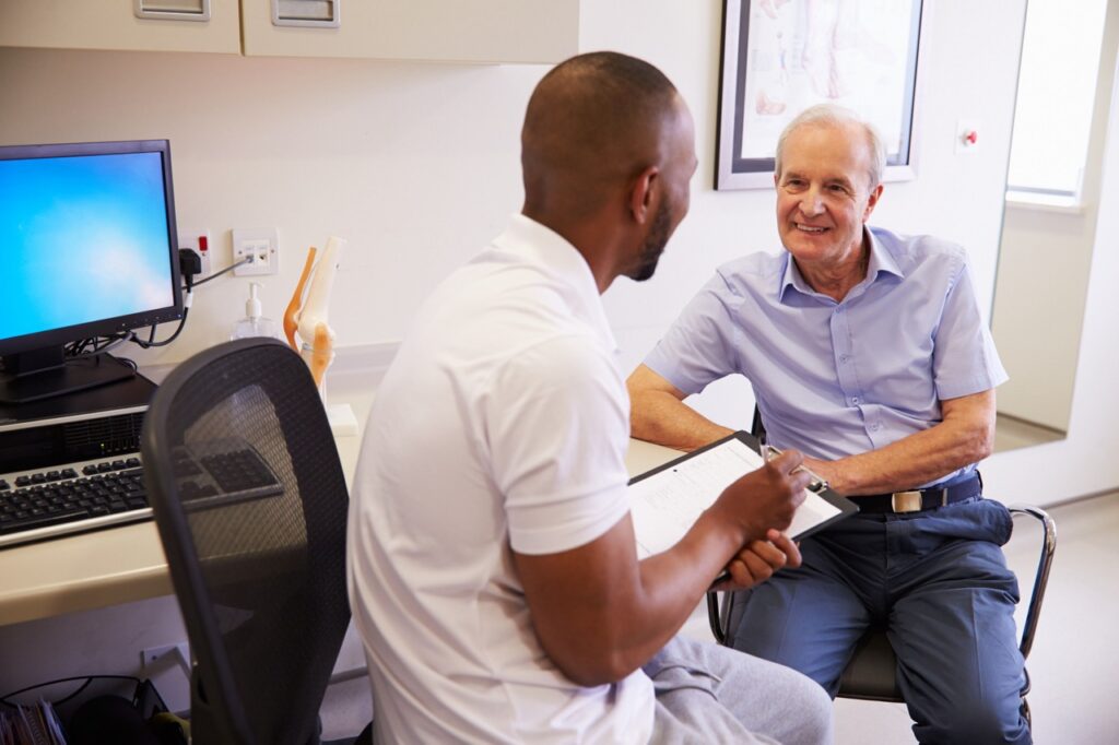 Consultation en podiatrie d'une personne agée